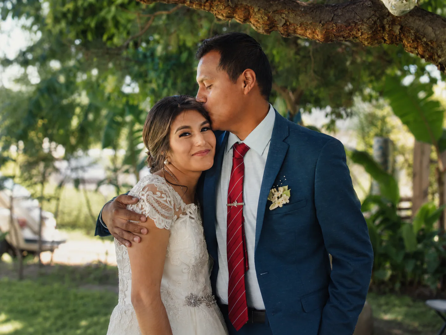 Eduardo y Vianey juntos bajo los árboles durante su boda