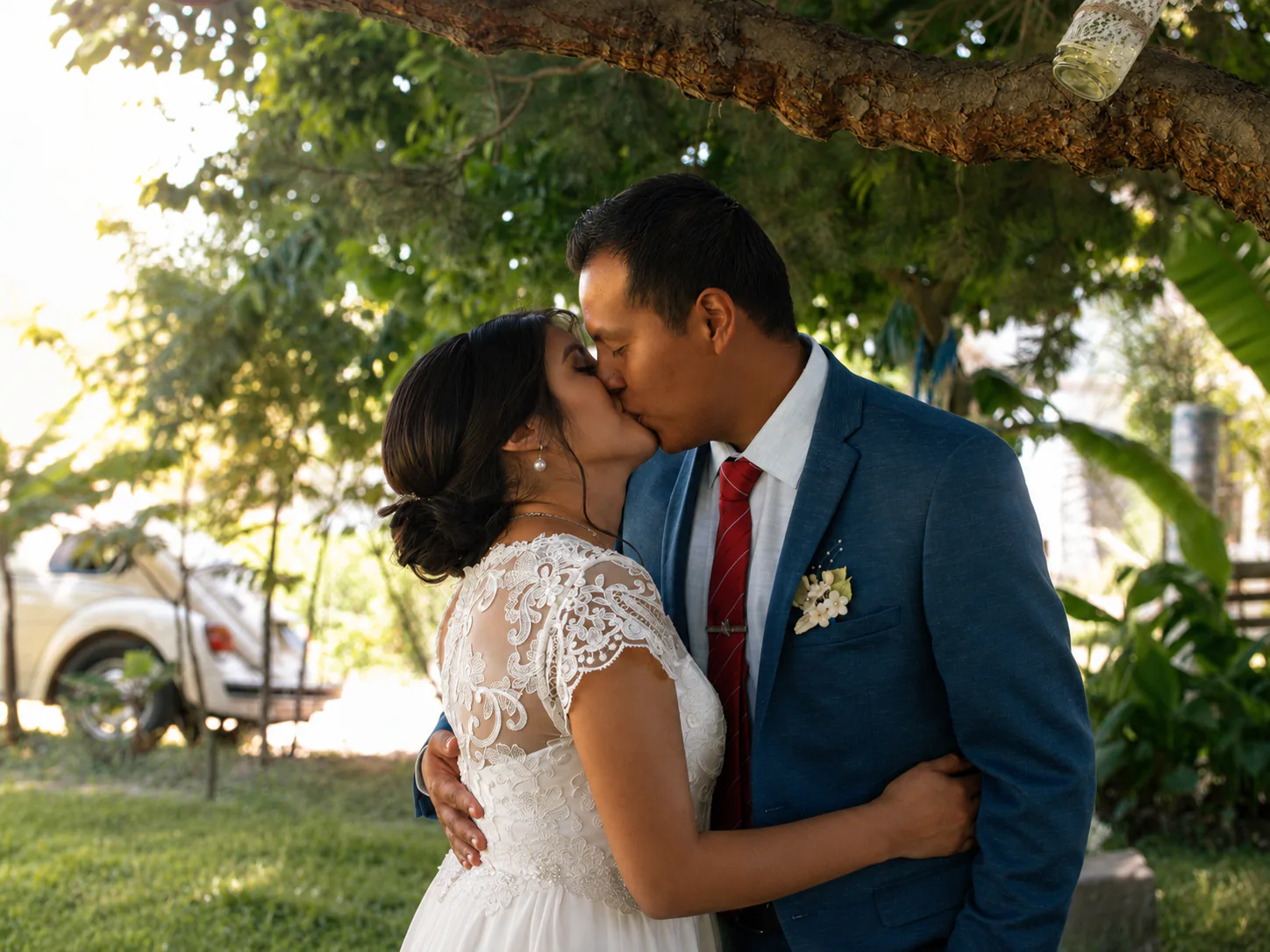Eduardo y Vianey comparten un beso bajo los árboles